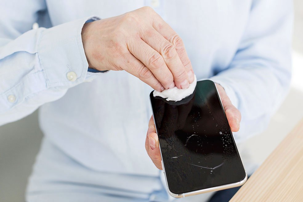 Comment enlever les rayures d'un écran de smartphone ? - Informations  Pratiques