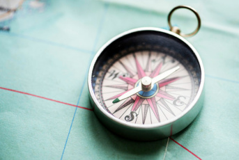 Différence entre pôle nord magnétique et géographique