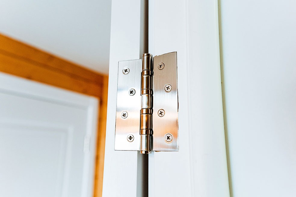 Comment réparer une porte qui grince.
